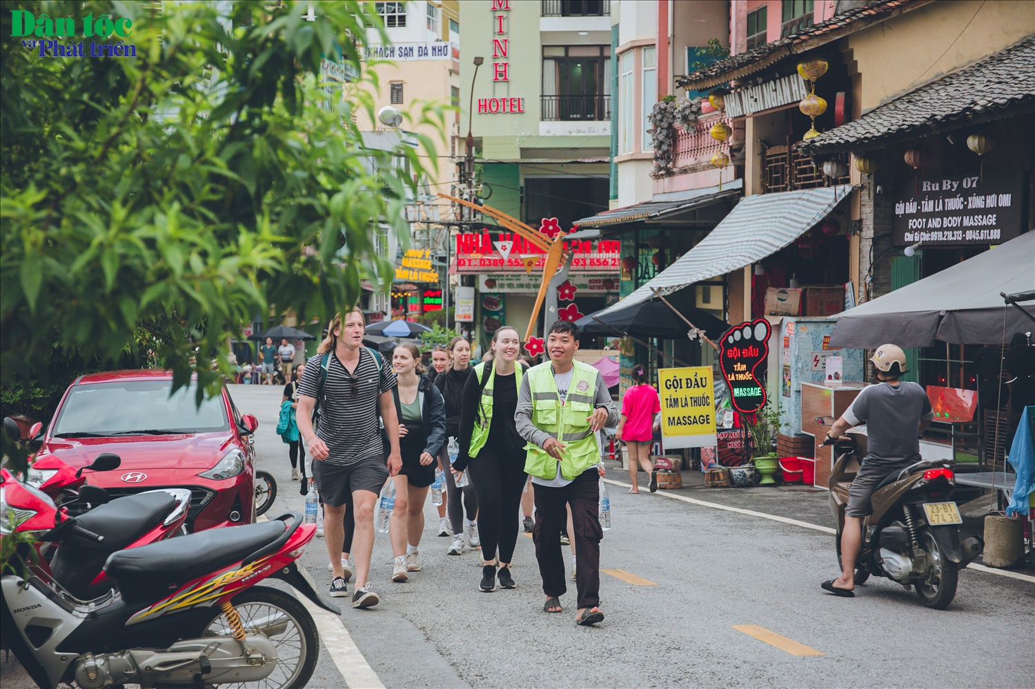 Phố Cổ Đồng Văn: Viên Ngọc Lịch Sử Giữa Cao Nguyên Đá Hà Giang 3 Du khách check-in và chụp ảnh lưu niệm tại Phố cổ Đồng Văn