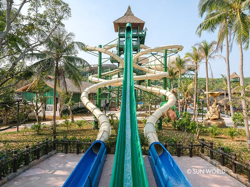 Hai đường trượt Xà vương giao chiến tại công viên nước Aquatopia