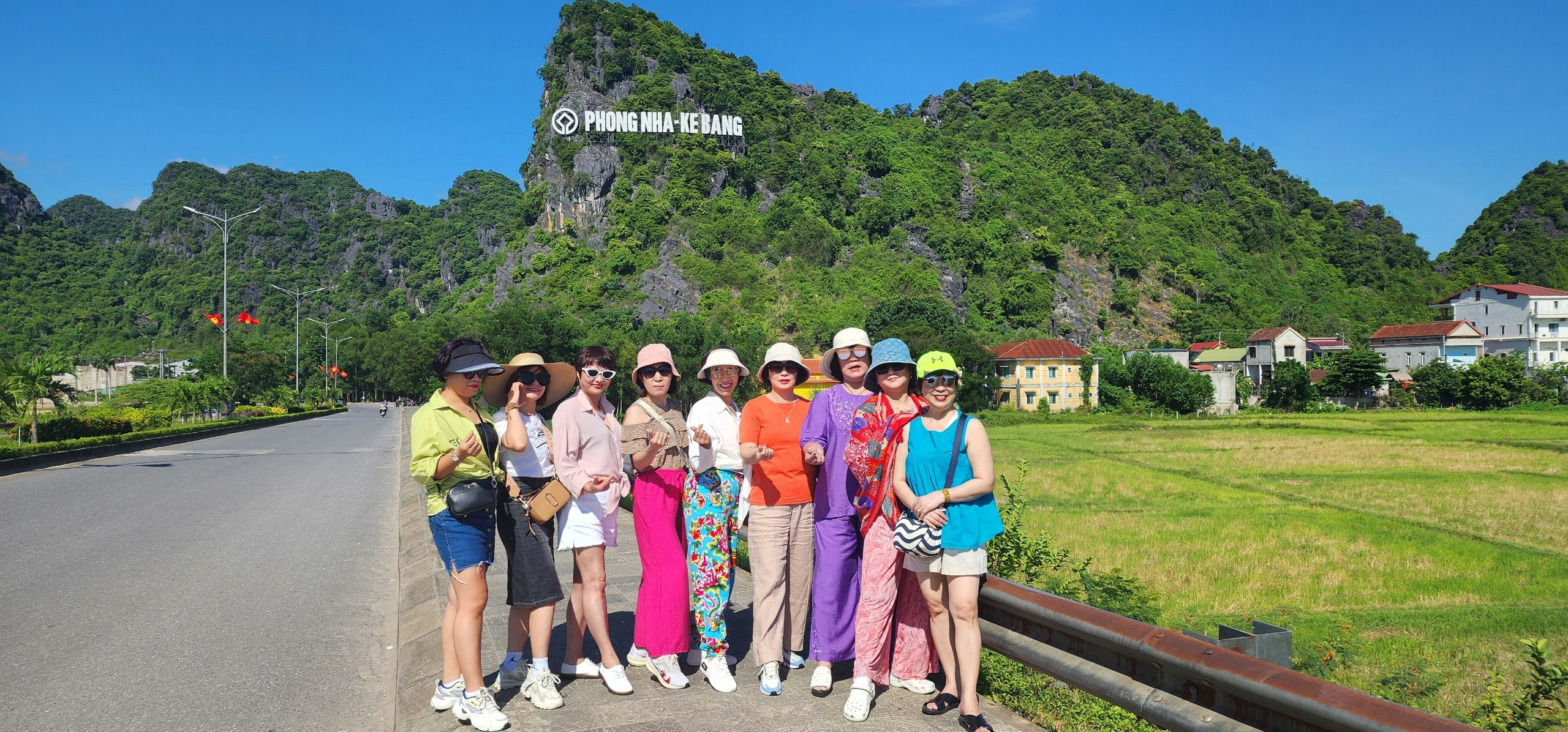 Điểm check-in chụp ảnh trước khi vào tham quan Động Phong Nha