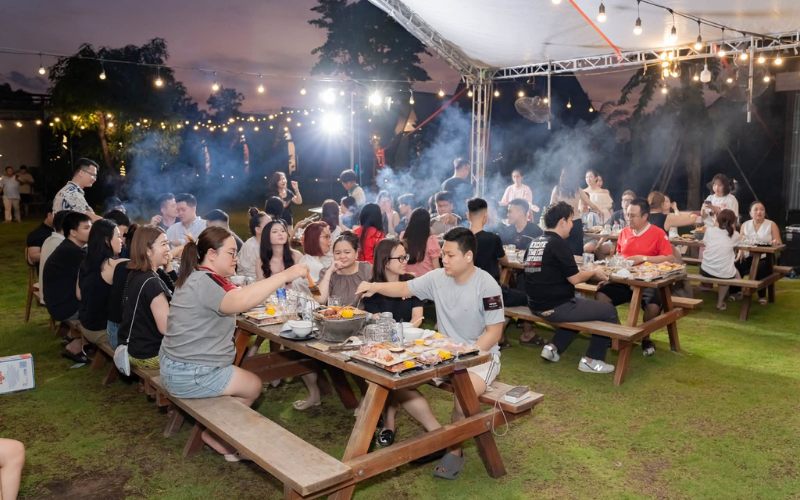 Review Utopia Glamping Thủ Đức chi tiết từ không gian đến chi phí 3 Tại Utopia có các set lẩu, BBQ phù hợp cho team từ 2 hoặc đông người với giá cả phải chăng