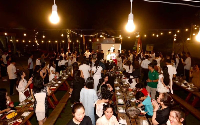 Review Utopia Glamping Thủ Đức chi tiết từ không gian đến chi phí 4 Tận hưởng không gian ăn uống và thư giãn cùng gia đình vào buổi tối tại Utopia